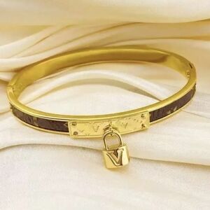18k Gold Plated Luxury Letter V Bangle Bracelet